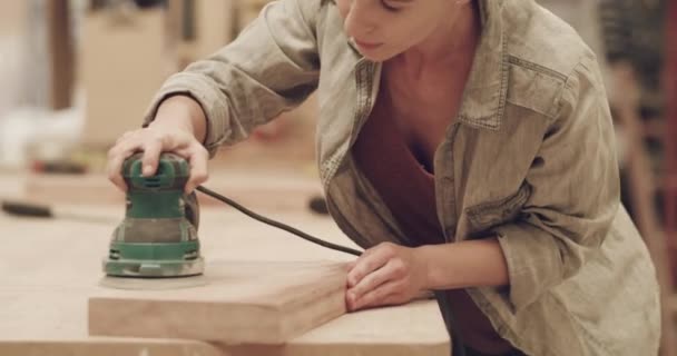 Tømrer Kvinde Slibning Værktøjer Planke Værksted Med Kreativitet Tænkning Ideer – Stock-video