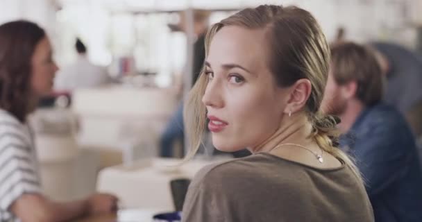 Mujer Feliz Cara Reunión Negocios Creativa Con Confianza Orgullo Trabajo — Vídeos de Stock