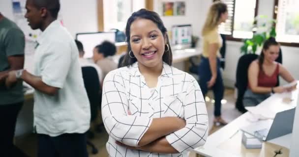 Feliz Mujer Diseñadora Con Los Brazos Cruzados Oficina Para Confianza — Vídeos de Stock