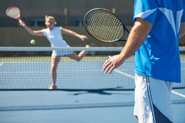 테니스 피트니스 야외에서 사람들 컨트리 클럽에서 법원에서 도전을위한 — 스톡 사진