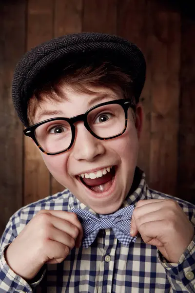 Portret Okulary Podekscytowany Dzieciak Muszką Mody Retro Lub Vintage Szczęśliwa — Zdjęcie stockowe