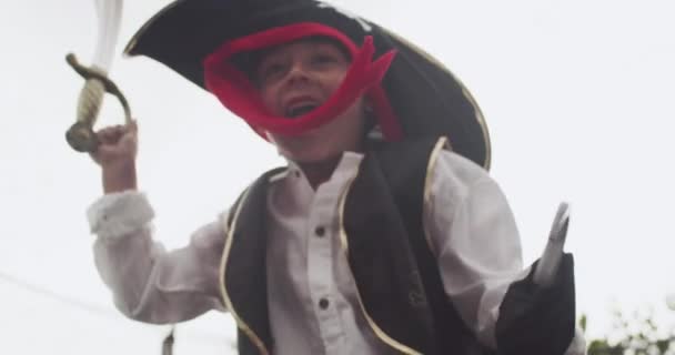 Visage Pirate Garçon Avec Costume Saut Fantaisie Avec Bonheur Tenue — Video