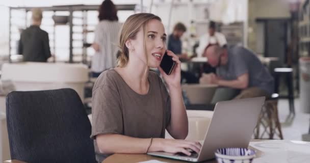 Жінка Телефонний Дзвінок Ноутбук Керамічному Офісі Мереж Підключення B2B Малому — стокове відео