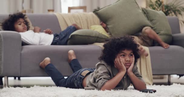 Les Enfants Détendez Vous Regardez Télévision Dans Salon Pour Les — Video