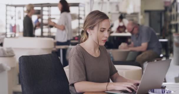 Creativo Coworking Mujer Escribiendo Ordenador Con Correo Electrónico Comunicación Informe — Vídeo de stock