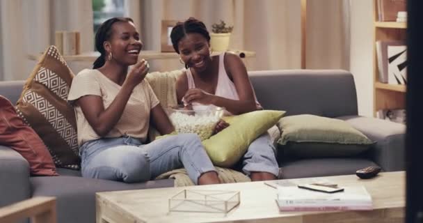 Śmiech Popcorn Przyjaciele Oglądają Razem Film Kanapie Salonie Dla Rozrywki — Wideo stockowe