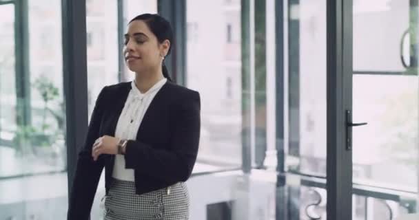 Zkřížené Ruce Tvář Obchodní Žena Kanceláři Pro Právní Firemní Případ — Stock video