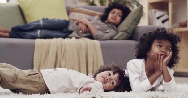 Děti Relaxovat Dívat Televizi Obývacím Pokoji Pro Kreslené Šťastný Bonding — Stock video