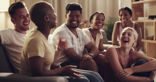 Conversa Riso Grupo Amigos Sala Estar Com Cômico Engraçado Piada — Vídeo de Stock