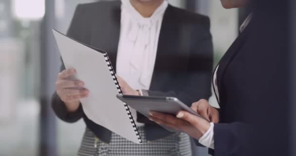 Mulheres Negócios Tablet Documentos Para Colaboração Planejamento Comparação Informações Pesquisa — Vídeo de Stock