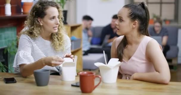 女性在工作午餐 吃饭时 与同事一起聊天 朋友们 带着外卖 集装箱和办公室讨论 在自助餐厅休息和喝咖啡 — 图库视频影像