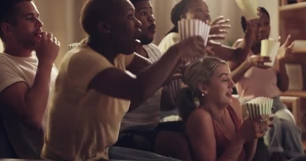 Teman Teman Grup Dan Film Seram Dengan Popcorn Melompat Sofa — Stok Video