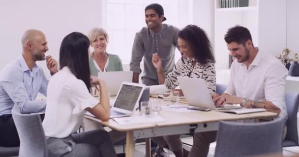 笔记本电脑和文件与商界人士一起在会议室进行战略讨论 与公司办公室的一个雇员群体合作 多样化和培训 以举办讲习班 — 图库视频影像