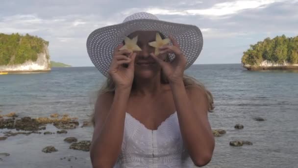Viso Bacio Stelle Marine Con Una Donna Spiaggia Viaggi Libertà — Video Stock