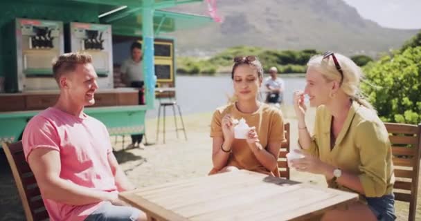 Arkadaşlar Yemek Dondurma Açık Hava Servis Yaz Tatili Sohbet Için — Stok video