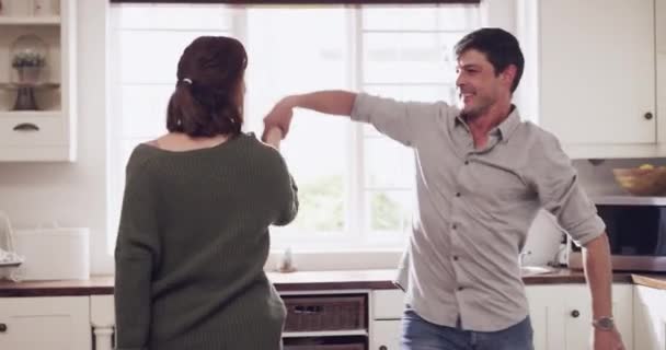 Casal Dançando Feliz Cozinha Energia Amor Ligação Casamento Relacionamento Pessoas — Vídeo de Stock