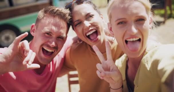 Vänner Fredstecken Och Selfie För Sociala Medier Uteservering Och Leende — Stockvideo