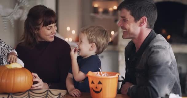 Lycklig Familj Halloween Och Godis Firandet Tillsammans För Bindning Trick — Stockvideo