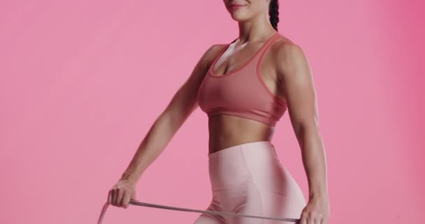Tvář Šťastná Žena Švihadlo Pro Fitness Sport Izolované Růžovém Pozadí — Stock video
