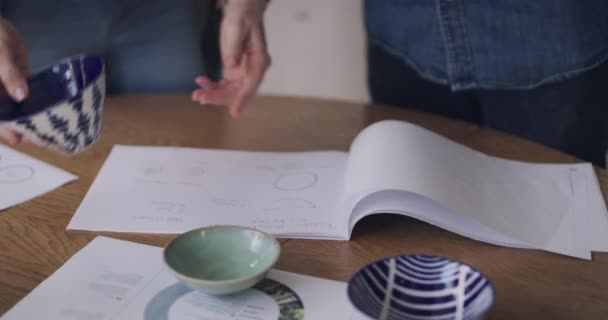 Keramik Surfplatta Och Närbild Människor Workshop Planeringsmönster För Kreativa Projekt — Stockvideo