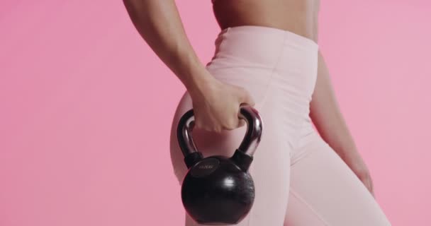 Forte Kettlebell Donna Con Fitness Esercizio Fisico Modello Sfondo Rosa — Video Stock