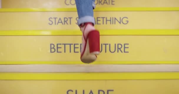 楼梯和鞋子与人亲密接触 并在台阶上标注动机 灵感和符号 高跟鞋和创业与员工在楼梯上报价在创造性的工作场所 — 图库视频影像