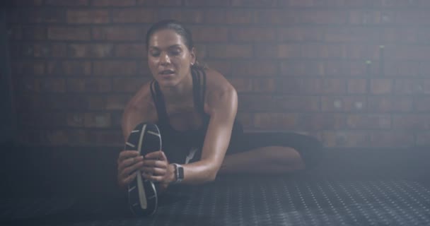 Gimnasio Fitness Cara Niña Estirando Las Piernas Entrenamiento Corporal Movimiento — Vídeos de Stock