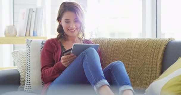 Mujer Feliz Sofá Tableta Tarjeta Crédito Riéndose Venta Descuento Redes — Vídeo de stock