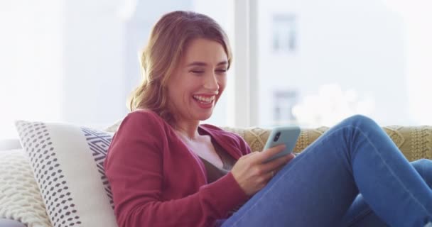 Mujer Feliz Sofá Con Café Teléfono Riéndose Meme Las Redes — Vídeo de stock
