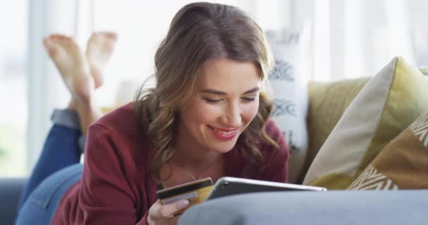 Felicidade Cartão Crédito Mulher Sofá Com Tablet Animado Para Venda — Vídeo de Stock