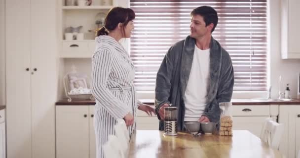 Láska Ráno Nebo Šťastný Pár Objetí Domácí Kuchyni Pro Sblížení — Stock video