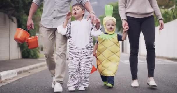 Famille Enfants Marche Dans Rue Pour Halloween Avec Conversation Tenant — Video