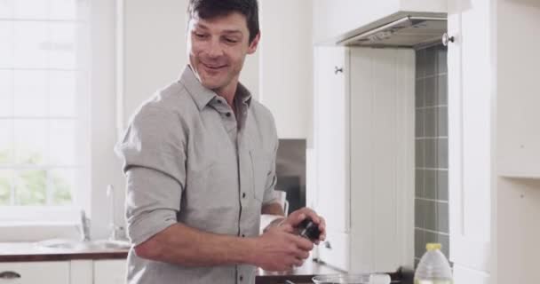 Aşk Yemek Pişirme Mutlu Çift Tatilde Rahatlamak Için Evde Birbirlerine — Stok video