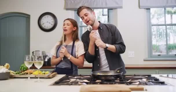 Gotowanie Łyżka Para Śpiewające Kuchni Obiad Kolację Romantyczną Kolację Razem — Wideo stockowe