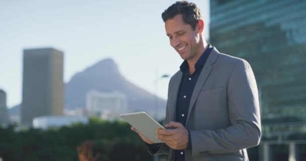 Tablet Città Uomo Affari Ridendo Divertente Rapporto Ricerca Recensione Online — Video Stock