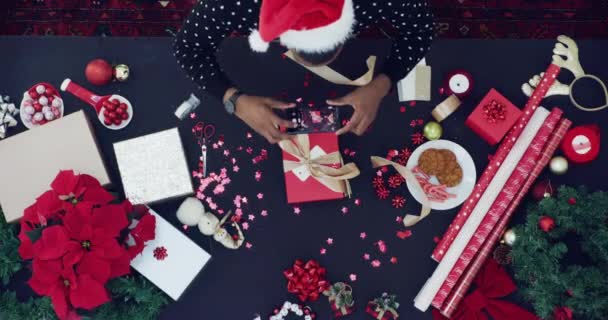 Natal Presente Pessoa Com Telefone Papel Embrulho Chapéu Papai Noel — Vídeo de Stock