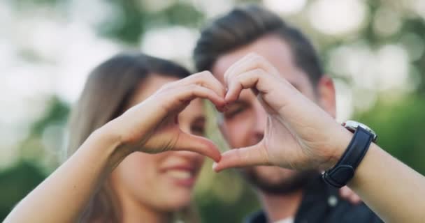 Park Love Couple Hands Heart Bonding Romance Emoji Gesture Nature — Stock Video
