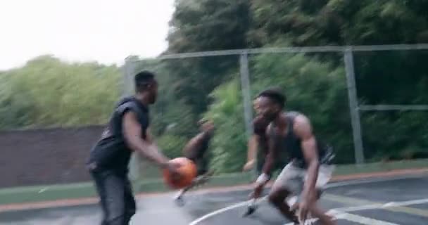 Mannen Team Basketbal Buiten Het Veld Met Actie Prestaties Vrienden — Stockvideo
