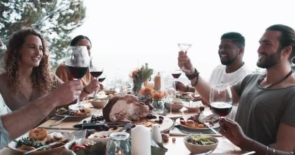 Arkadaşlar Noel Için Şarap Kadehi Tost Bayram Kutlaması Yemek Masasında — Stok video