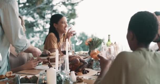 Amigos Vinho Tinto Comida Para Celebração Férias Ação Graças Almoço — Vídeo de Stock