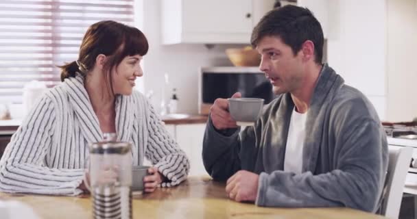 朝のキッチンでコーヒー カップルが一緒に週末にリラックス パジャマで男と女性と話したり絆を築いたりするための愛 — ストック動画
