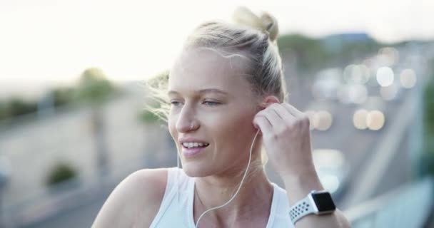 耳机和音乐在桥上由健身手表 快乐和运动的光芒在城市进行训练 城市公路旁运动 运动健康或有氧运动的年轻人 跑步者或流媒体播放者 — 图库视频影像