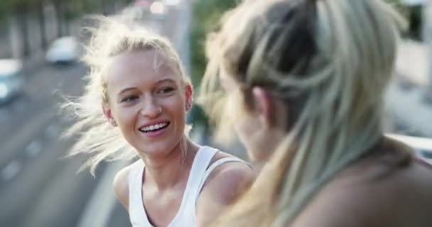 Fitness Amis Heureux Conversation Ville Les Femmes Communication Plein Air — Video