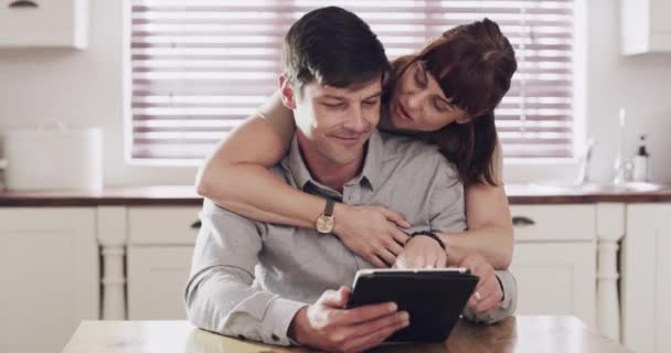 Couple Tablette Câlin Maison Avec Les Médias Sociaux Vidéo Web — Video