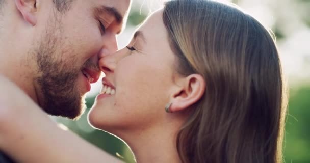 Park Kärlek Och Par Kyss Med Lins Fackla För Bindning — Stockvideo