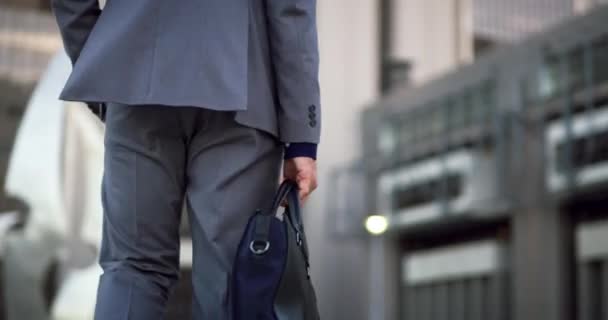 Beine Tasche Und Rücken Des Geschäftsmannes Gehen Reisen Und Morgens — Stockvideo
