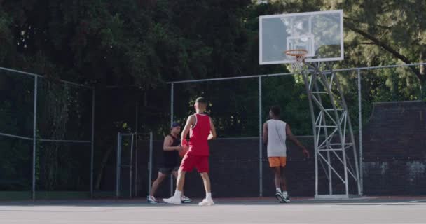 Compañeros Equipo Jugadores Baloncesto Tiro Pista Jugando Aire Libre Con — Vídeos de Stock