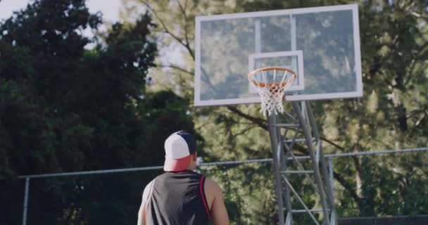 Sport Sportoló Kosárlabda Játékos Edzés Egy Játék Egy Szabadtéri Pályán — Stock videók