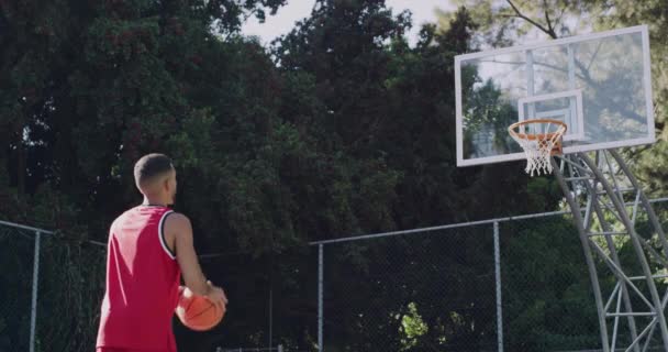 Spor Atlet Basketbol Oyuncusu Bir Maç Için Sahada Antrenman Yapıyor — Stok video