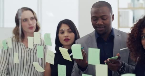 Orang Orang Bisnis Muda Diskusi Dan Dinding Kaca Dengan Perencanaan — Stok Video